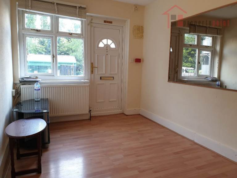 Spacious 2 Bedroom First Floor Flat to Rent – Chessington Road, Ewell KT19, ideal for professionals.