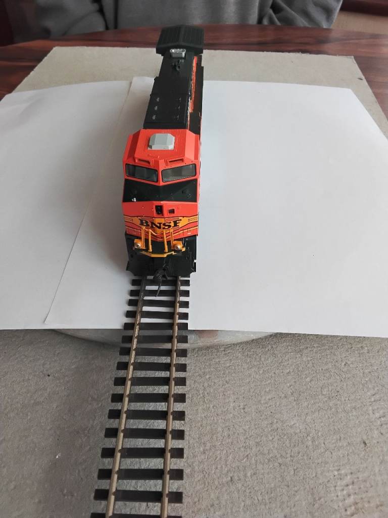 KATO HO SCALE GE AC4400CW LOCOMOTIVE in BNSF livery.  Boxed. Used.