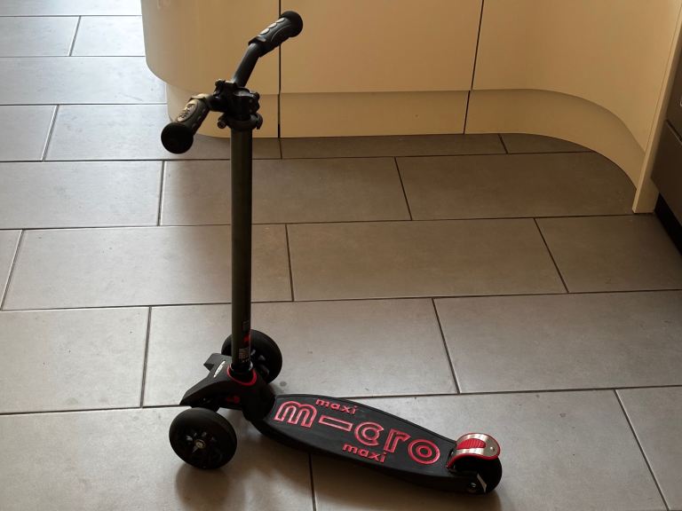 Black Maxi Micro Deluxe Pro 3-wheel Scooter