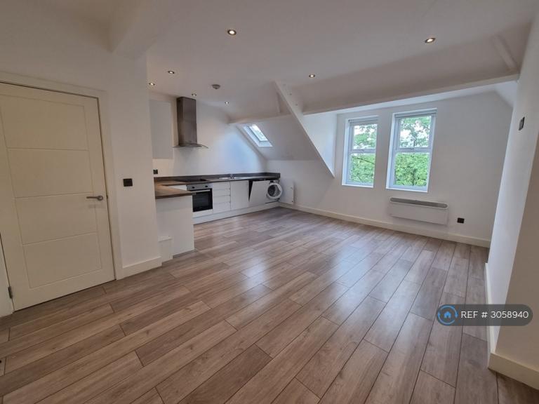 2 bedroom flat in Talbot Road, Old Trafford, Manchester, M16 (2 bed) (#3058940)