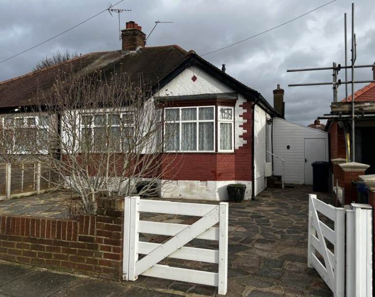 Double Room to Rent in Northolt, UB5 5BZ – £875 PCM | Bills Included, Garden & Parking