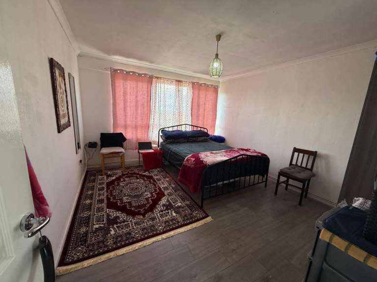 1  large double bedroom spare for rent to share in property