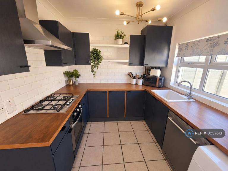 4 bedroom house in College Avenue, Gillingham, ME7 (4 bed) (#3057813)