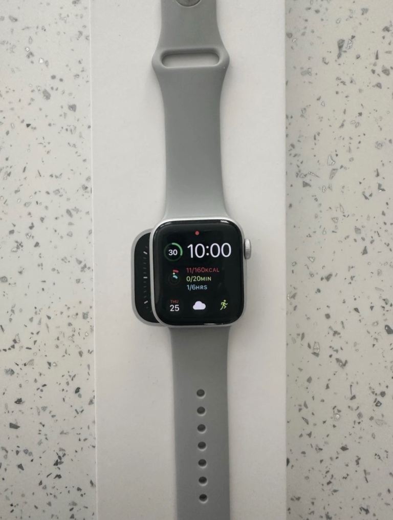 Apple Watch SE 2022 silver very good condition 