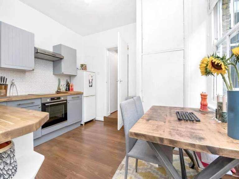 🌿  Angel (Islington) – Bright Room with Bills Included 🛋️