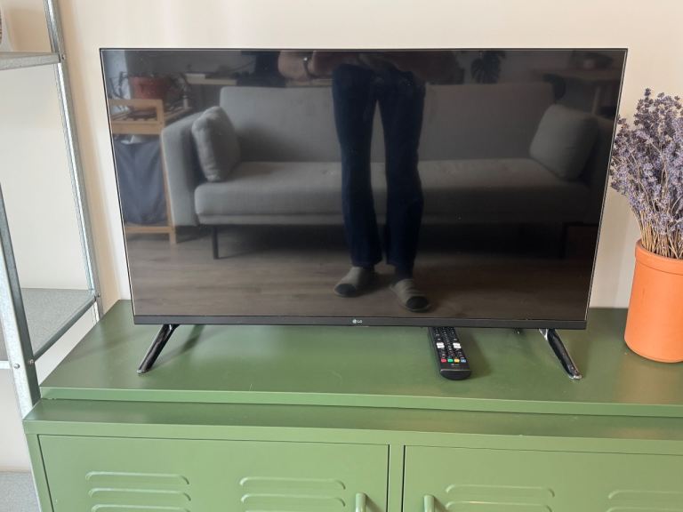 LG 32LR6000LA 32-inch Smart TV with Remote – As Good As New