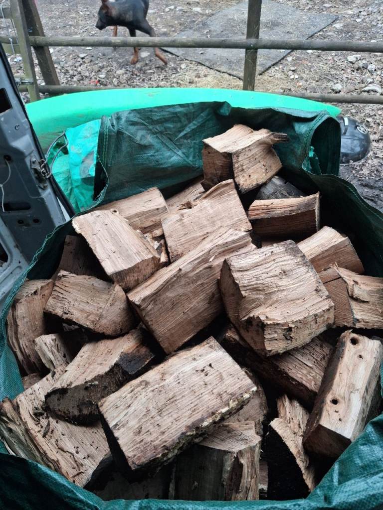 Seasoned hardwood logs with free delivery 1ton builders bag £60 2 bags £110 4bags £180