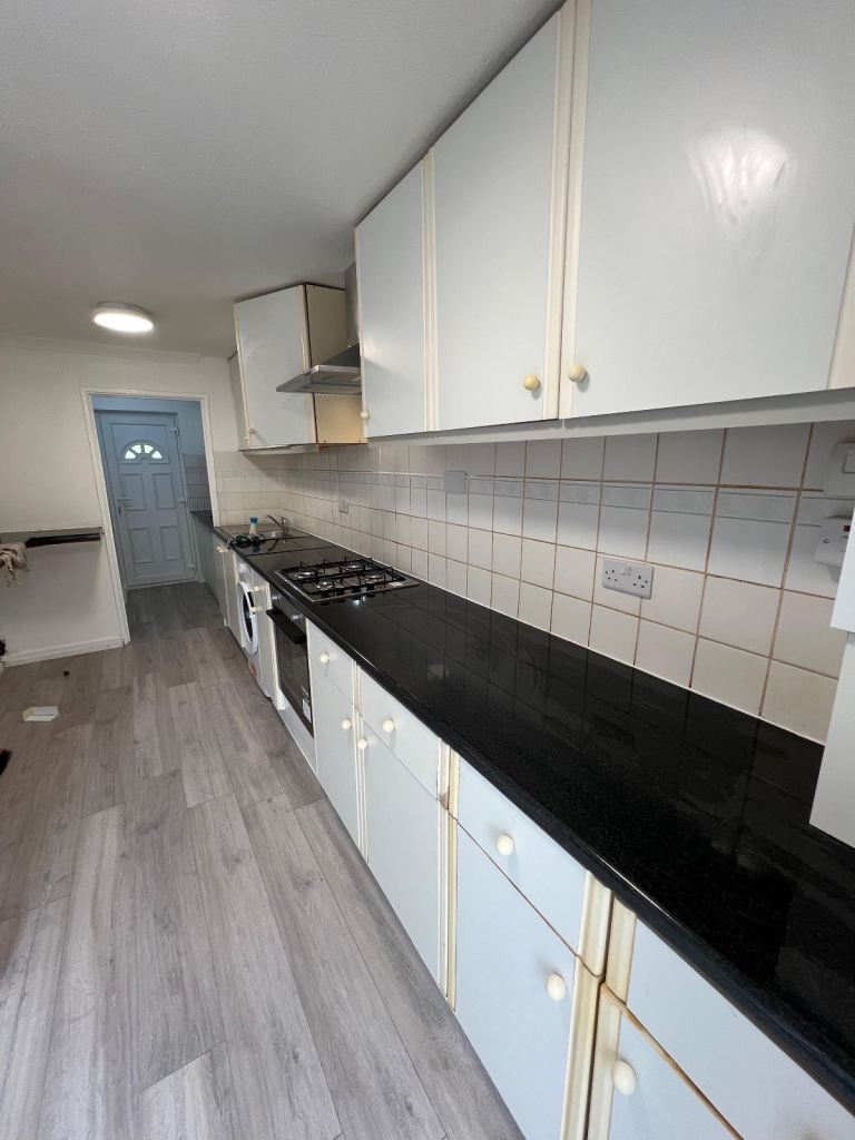  5 double bedrooms, spacious kitchen, and on-street parking. Rent: £2,500 PCM. CM194PS