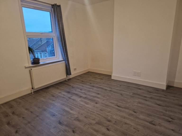 Double Room Available in Wood Street - Quiet Tenant Wanted