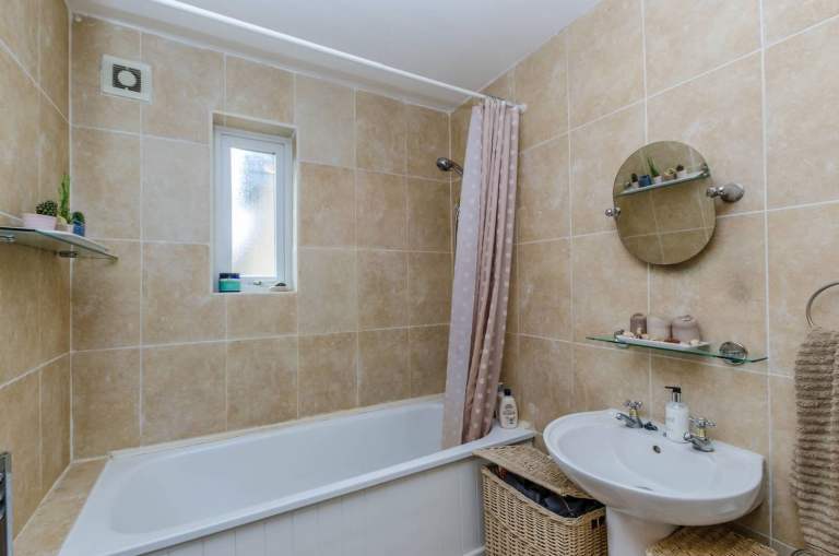 A well-presented 1-bedroom maisonette flat offering good-sized living space