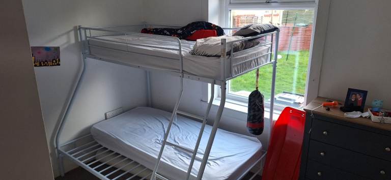 Triple bunk bed 