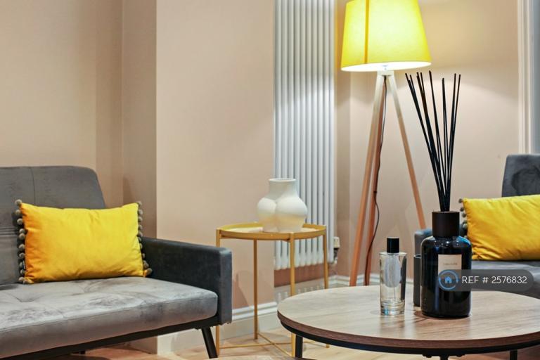 2 bedroom flat in Eversholt Street, London, NW1 (2 bed) (#2576832)