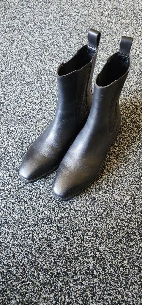 Good Condition Black Leather Chelsea Boots