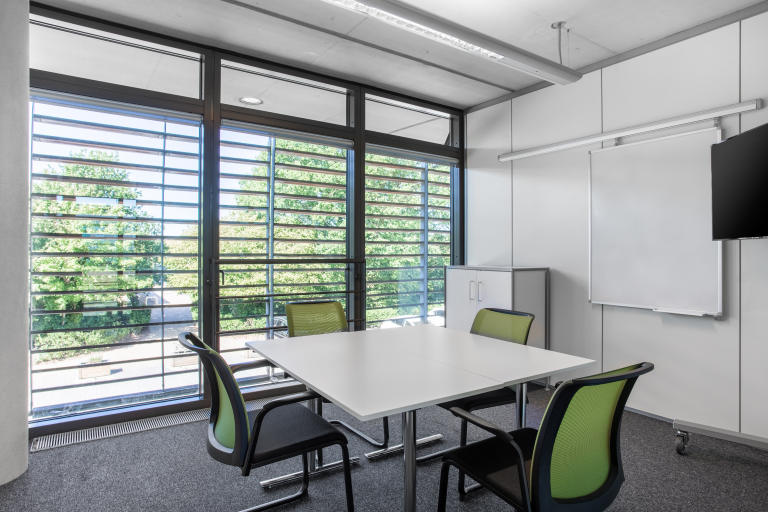 4 Workstations Office Now Available in LUTON LU28DL