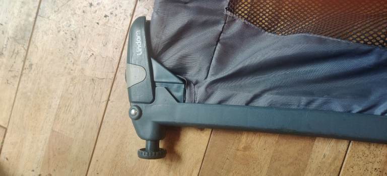 Telescopic mesh stair gate 