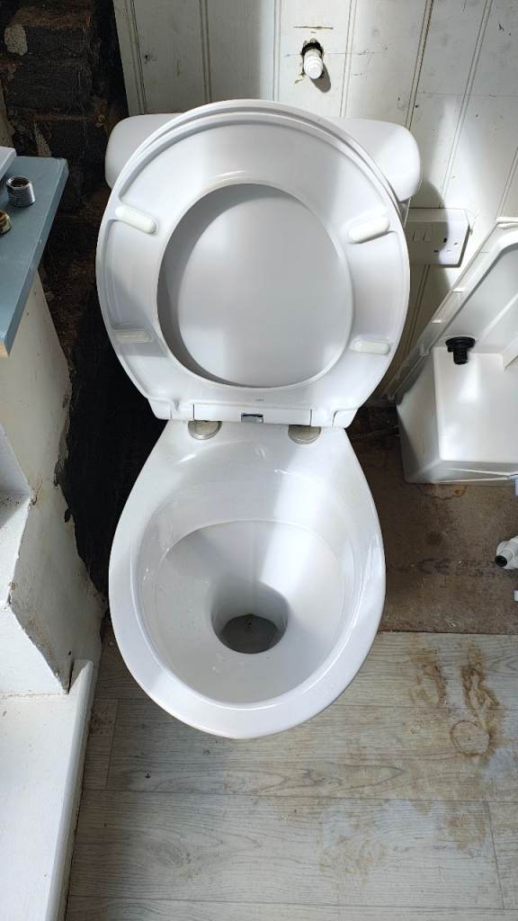 Standalone white toilet with cistern in white