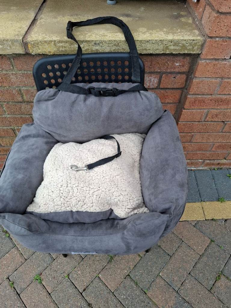 Car Dog Seat for small to medium sized dogs. Seat is Only £10 ** Good Condition, Smoke Free. Local