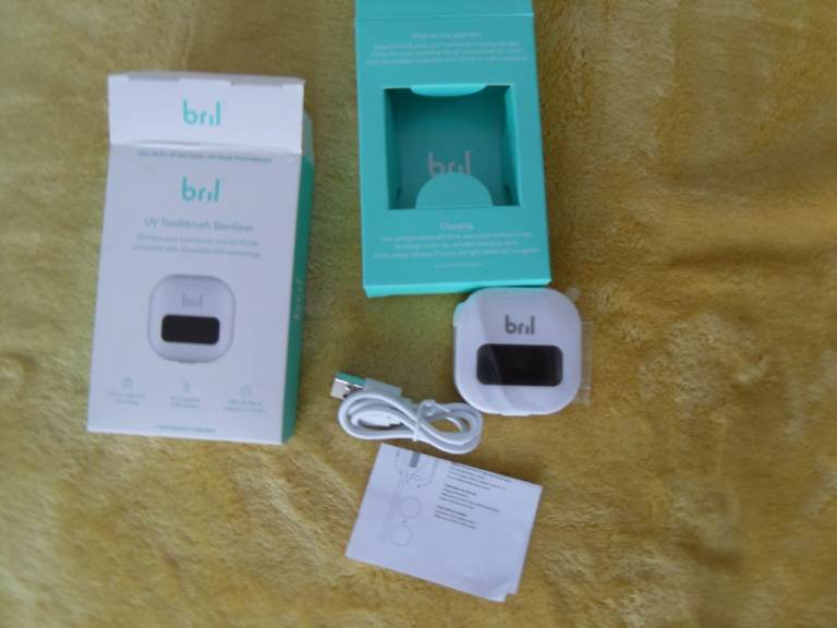 BNIB  Bril UV-C Toothbrush Sanitizer Portable Sterilizer Cover Holder and Case