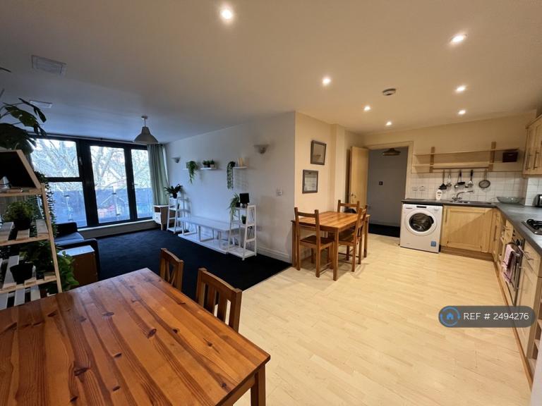 2 bedroom flat in Streamline Court, London, SE22 (2 bed) (#2494276)