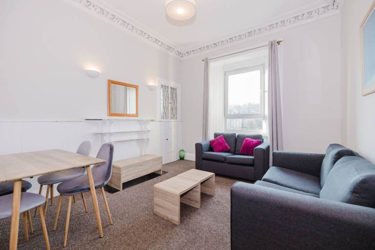 Beautiful, 3 bed, HMO flat with bright, neutral décor & modern furnishings, in Hillside