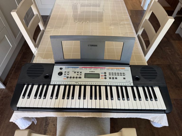 Yamaha YPT-260 Keyboard 