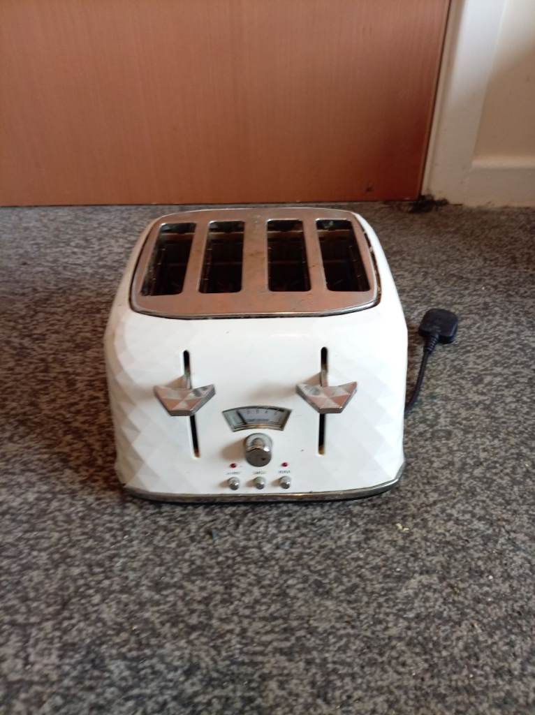 White 4-Slice Toaster – Good Working Condition