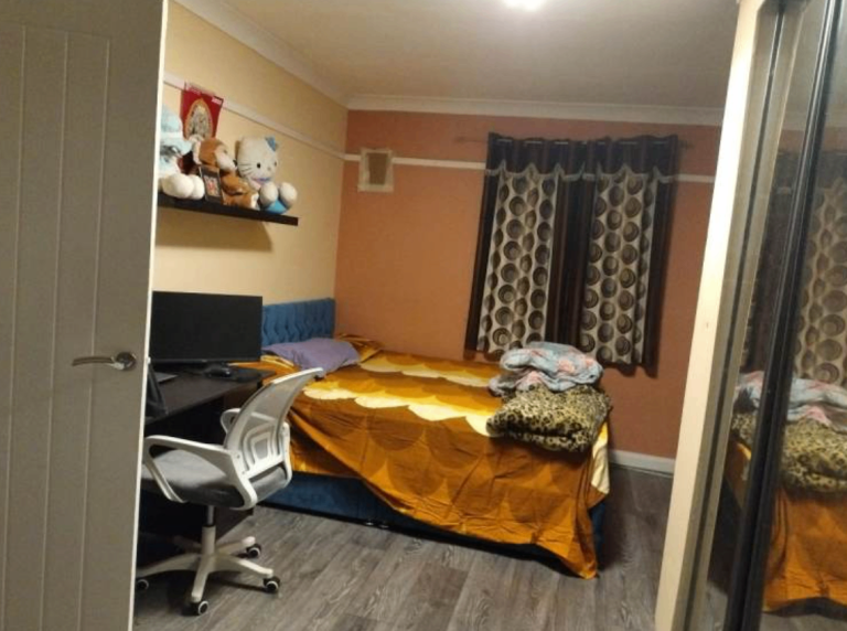 Spacious 5-Bedroom House | Renovated | Fitted Kitchen | Abbey Drive, Luton, Bedfordshire - LU2