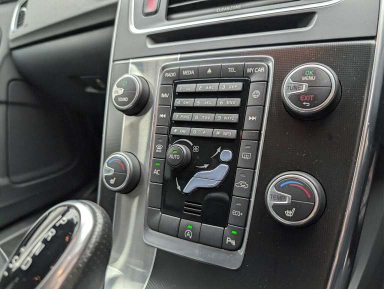 2017 Volvo V60 2.0 D3 R-Design Nav Estate 5dr Diesel Auto Euro 6 (s/s) (150 ps) PARK ASSIS ESTATE...