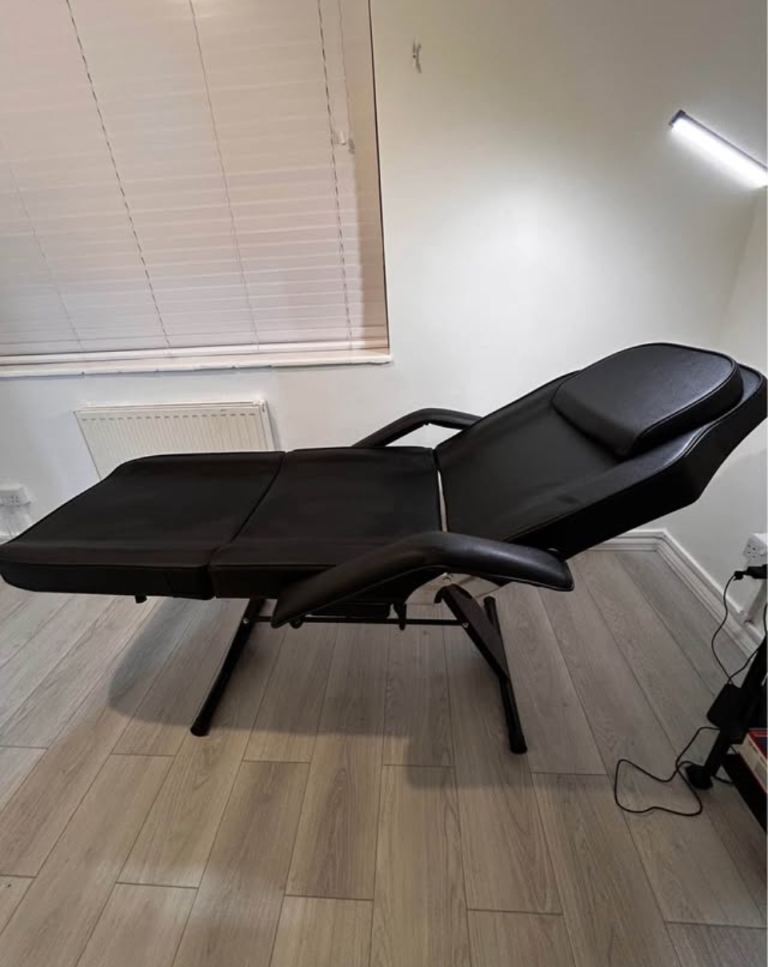 Brand New Black Massage Couch / Beauty Treatment Bed