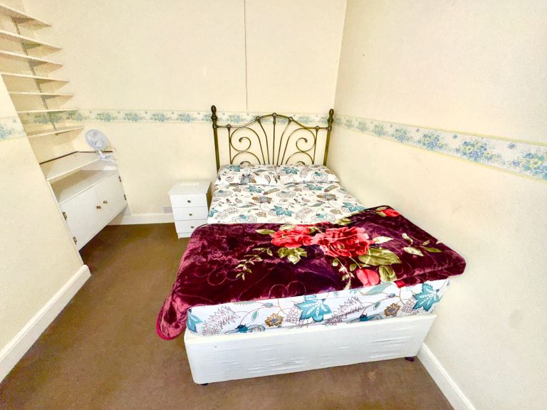 SPACIOUS DOUBLE ROOM IN WELLINGBOROUGH