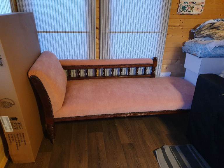 Lovely Antique-Style Daybed/Chaise Lounge – Good Condition