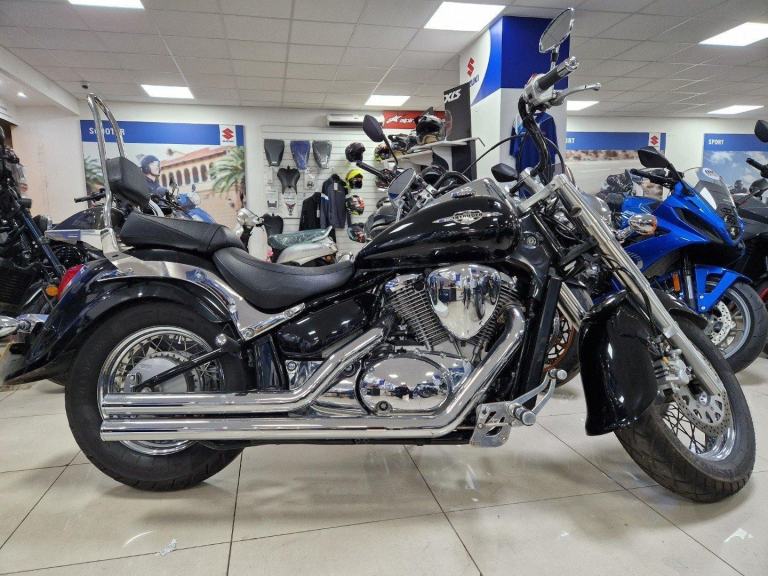 SUZUKI VL 800 INTRUDER IN BLACK