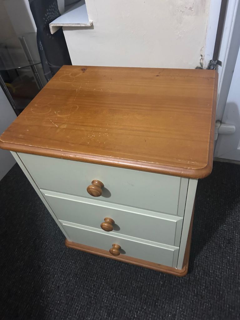 Drawers/bedside table 