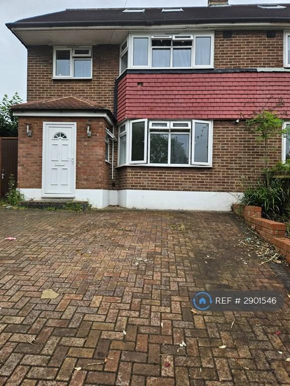 3 bedroom flat in Waterfall Road, London, N14 (3 bed) (#2901546)