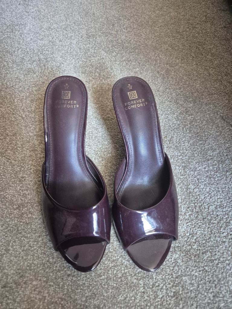 Ladies kitten heel