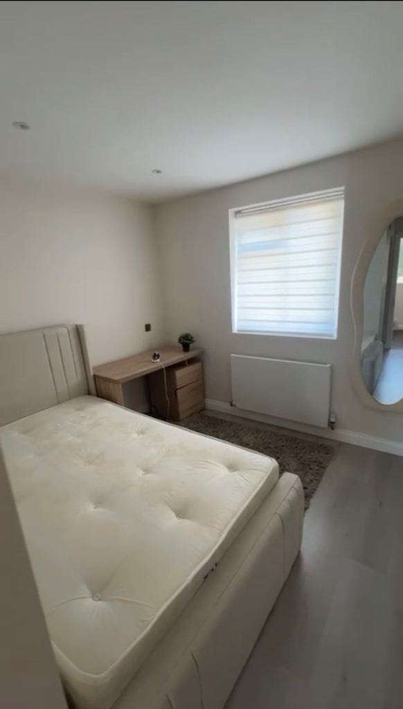 1 room available in 4 bedroom en-suite 