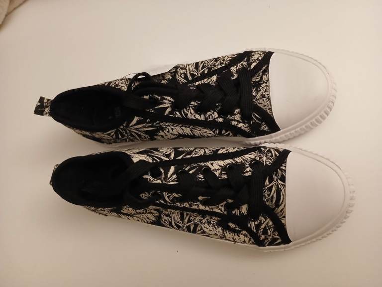NEW Canvas Shoes - Size 6