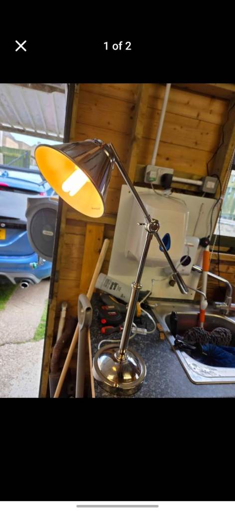 Pendulum desk lamp