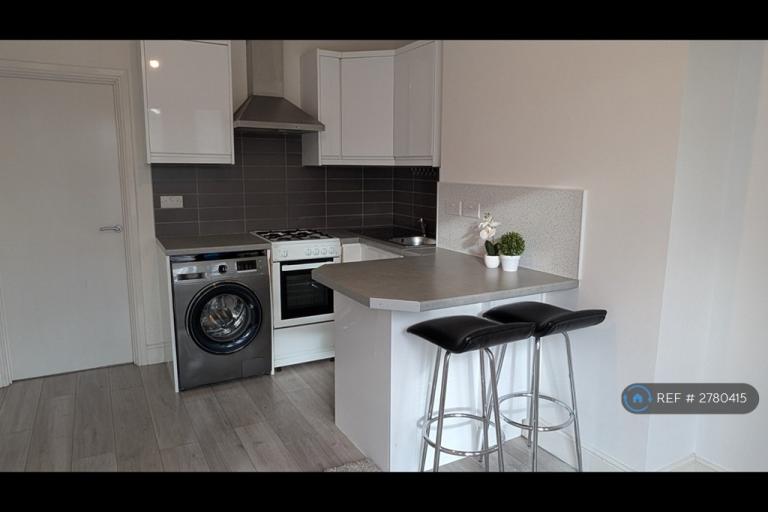 1 bedroom flat in Gowan Road, London, NW10 (1 bed) (#2780415)