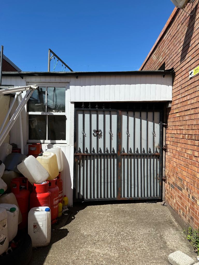 Unit to Let - FROM AUGUST - Secure Gate - Parking - Commercial - Industrial - Business