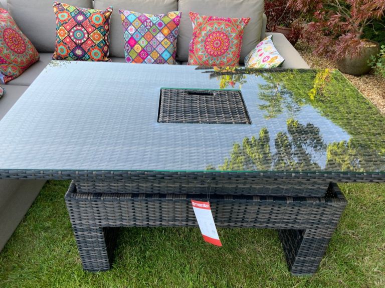Beautiful garden Sofa and coffee/dining table