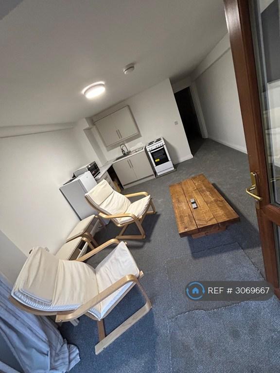 1 bedroom flat in Hogarth Hill, Whitby, YO22 (1 bed) (#3069667)