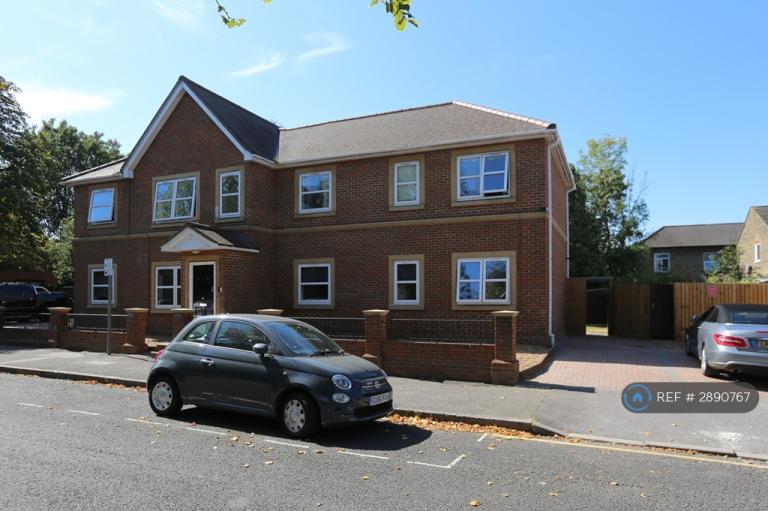 2 bedroom flat in Tall Tree Court, Romford, RM1 (2 bed) (#2890767)