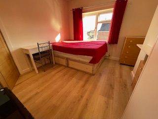 Cosy Double Room Including Bills Available for 1 person (East Acton - Zone 2_