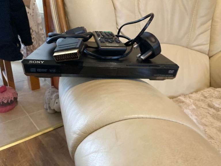 @ SONY DVD PLAYER / REMOTE / SCART LEAD & 5 FREE DVD'S AS SHOWN.. LITTLE HOME USE ONLY  @