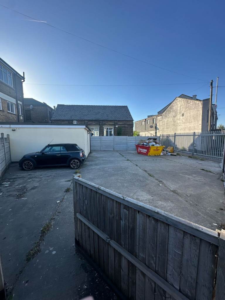 1 Large  Double bedroom to Rent in HMO Property (RM18)