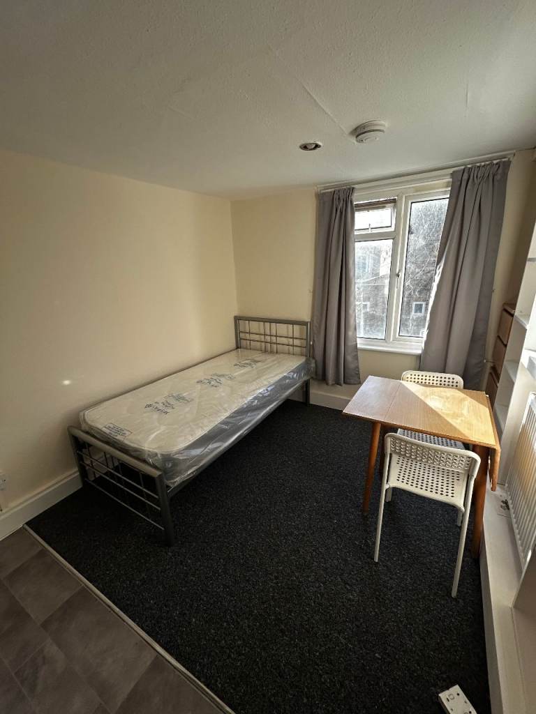 Bedsit to Rent in Percy Road, Shepherds Bush, W12 9QH - Rent Includes Some Bills