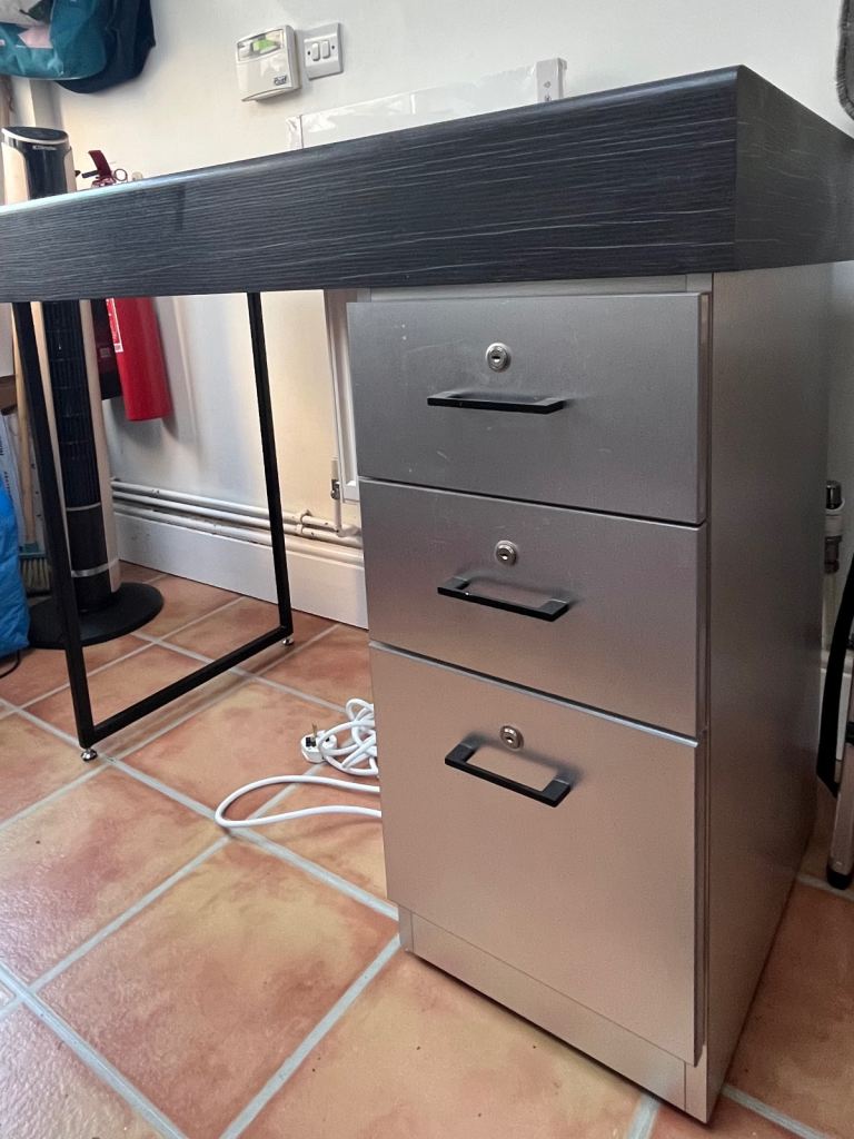 REM Florence Manicure Table 