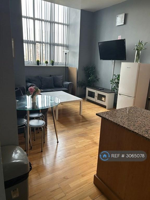 3 bedroom flat in Block A, Manchester, M4 (3 bed) (#3065078)