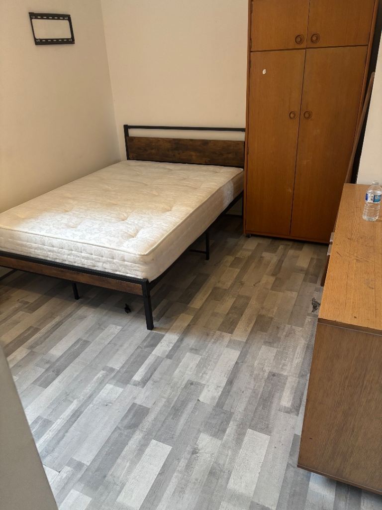 Double Room To Let 